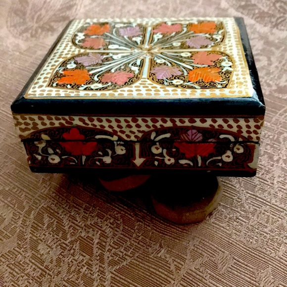 Beautiful handcrafted box from Kashmir with intricate design - Picture 4 of 7